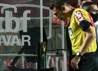 Paulo Cezar Zanovelli checa lance na cabino do VAR durante jogo do Campeonato Brasileiro.