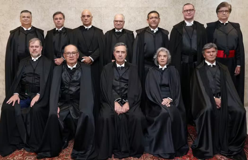 Ministros do STF posam para foto oficial.