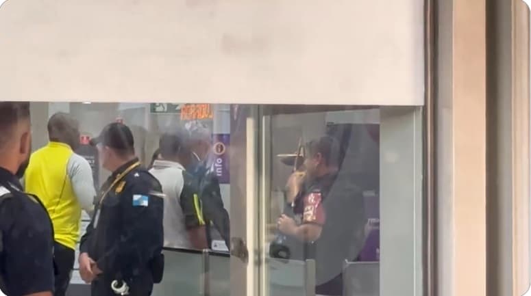 Tite e Matheus Bachi deixam aeroporto por saída alternativa e são criticados por torcida do Flamengo