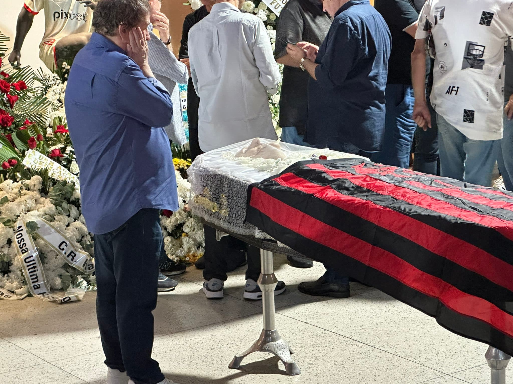 Narrador Luiz Penido durante velório do comentarista Washington Rodrigues, no Flamengo