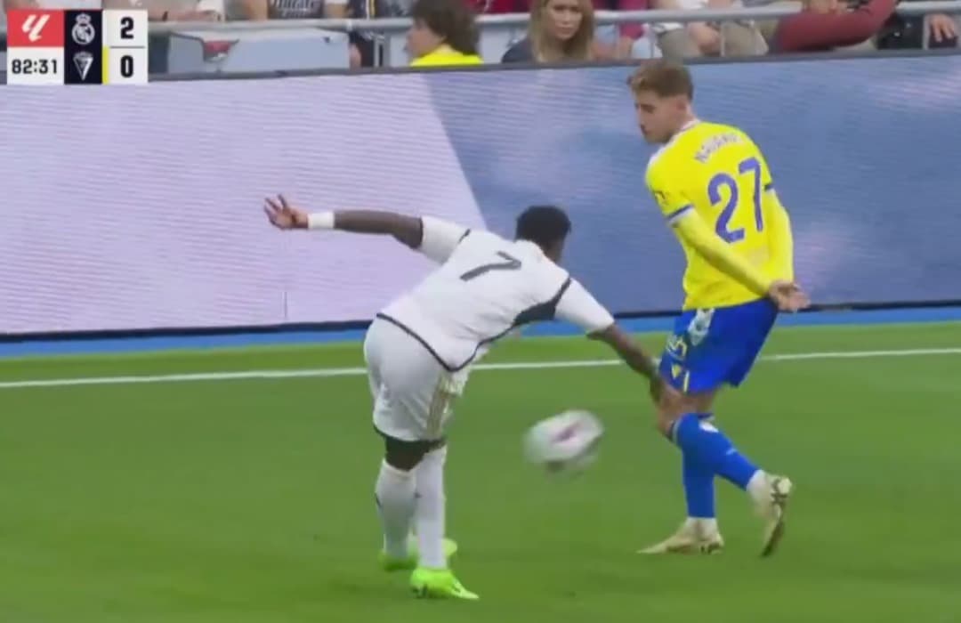 Vinícius Júnior faz cruzamento certeiro de letra em jogo do Real Madrid