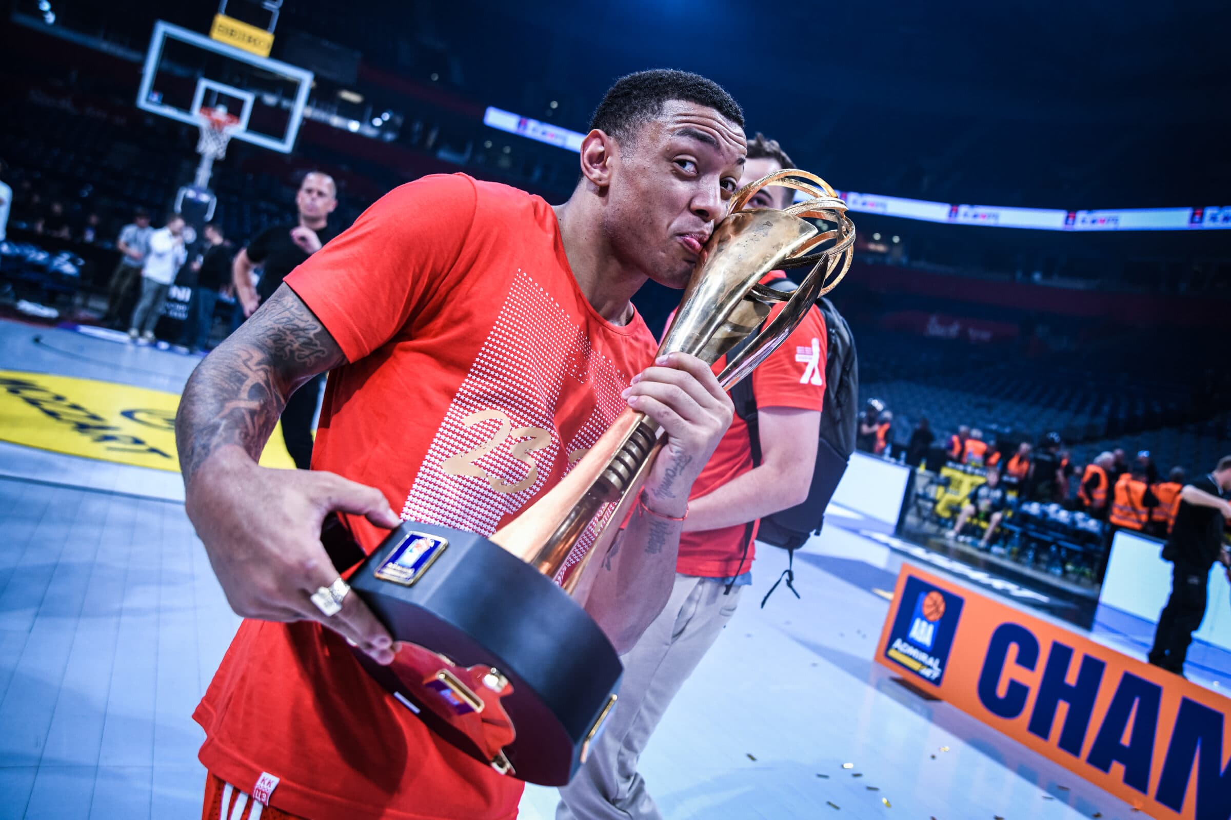 Ex-Flamengo, Yago Mateus com o troféu de campeão da liga da sérvia
