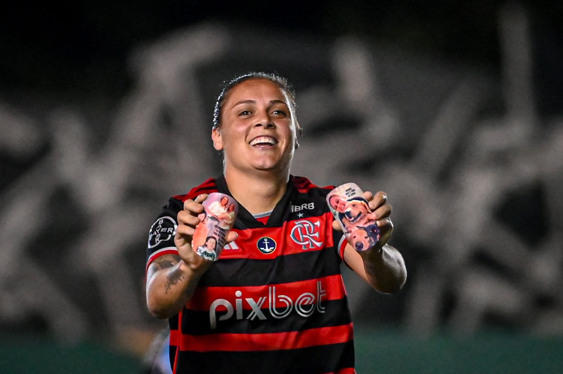 Gláucia comemora gols de empate do Flamengo contra o Grêmio,