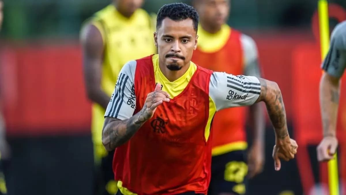 Allan em treino do Flamengo; volante corre risco de ficar fora contra o Fluminense caso receba amarelo contra Bahia