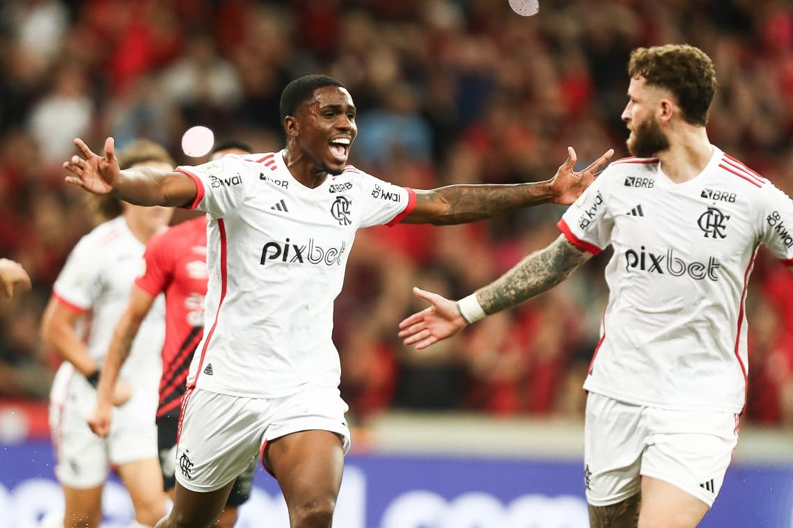 Evertton Araújo comemorando seu gol pelo Flamengo contra o Athletico-PR