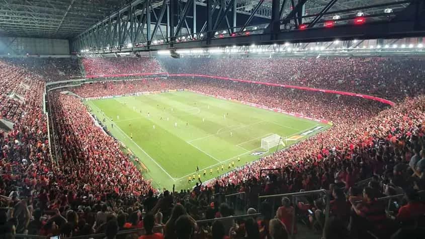 Arena da Baixada, atual Ligga Arena, com bom público em jogo do Athletico; jogo com Flamengo registrou recorde de 2024 e está entre os maiores dos últimos 10 anos