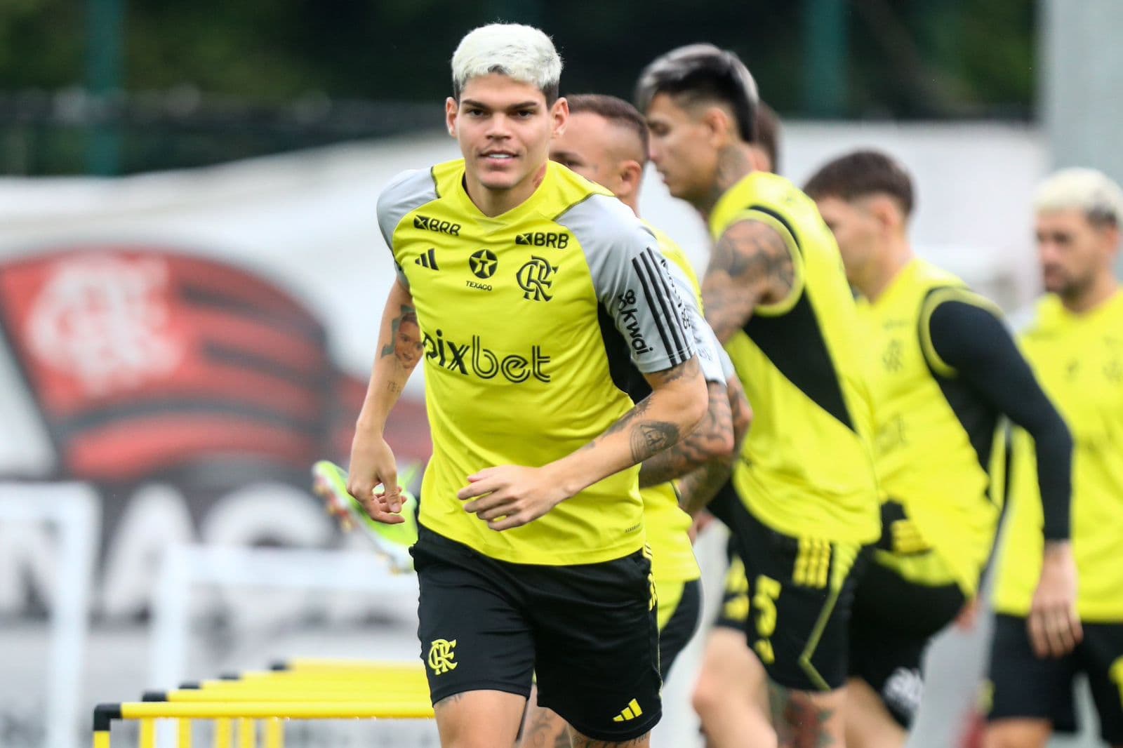 Ayrton Lucas em treino do Flamengo; lateral está na fisioterapia e pode não enfrentar o Grêmio