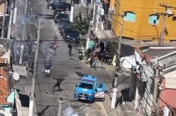 Imagens de briga entre torcedores de Flamengo e Vasco em Niterói