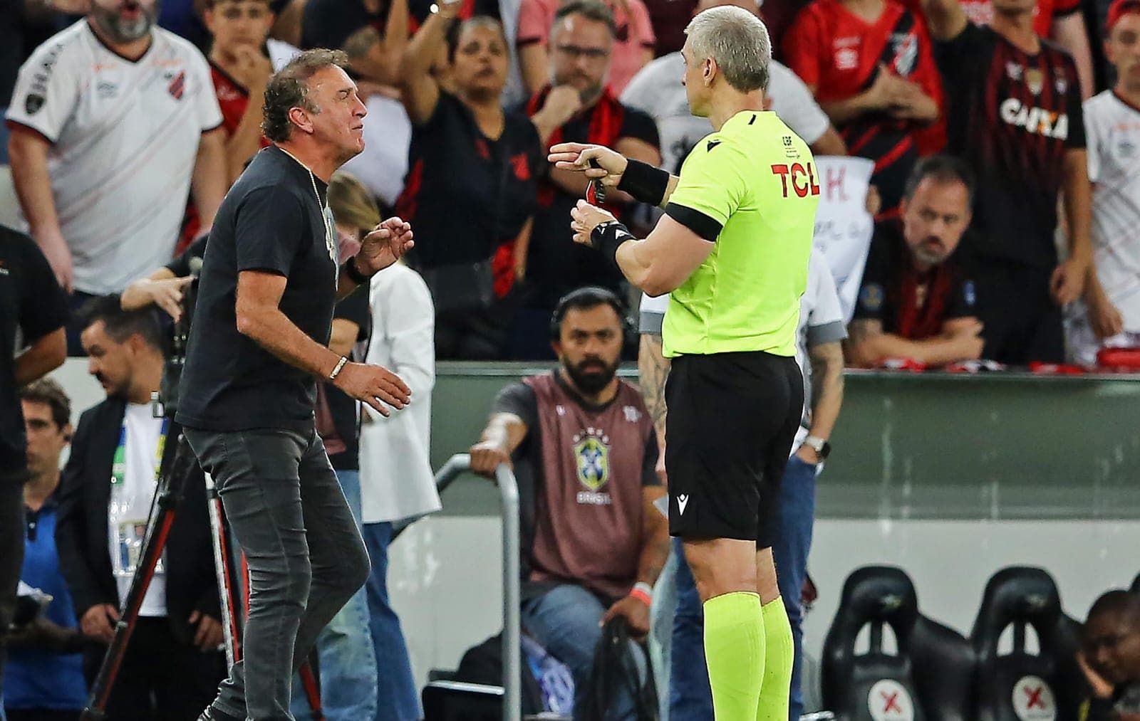 Cuca reclama de forma acintosa com Daronco