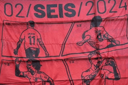 Bandeira da torcida do flamengo eterniza 6 a 1 no Vasco