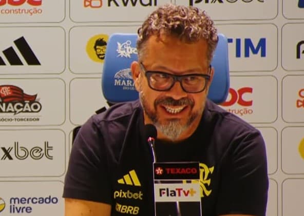 Cléber Xavier sorri durante coletiva após goleada do Flamengo sobre o Vasco