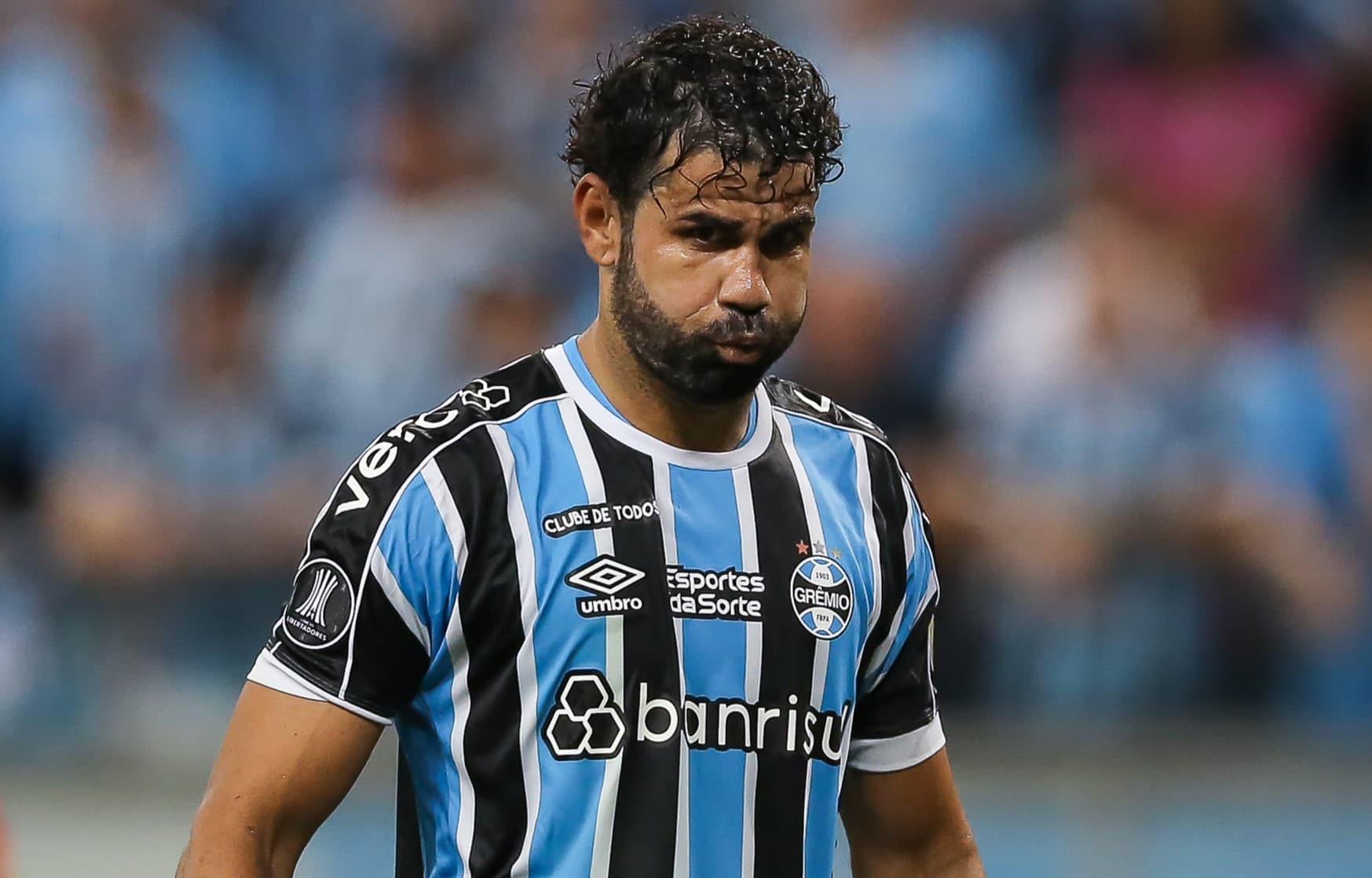 Diego Costa em campo pelo Grêmio; atacante sentiu lesão e pode ser desfalque contra o Flamengo