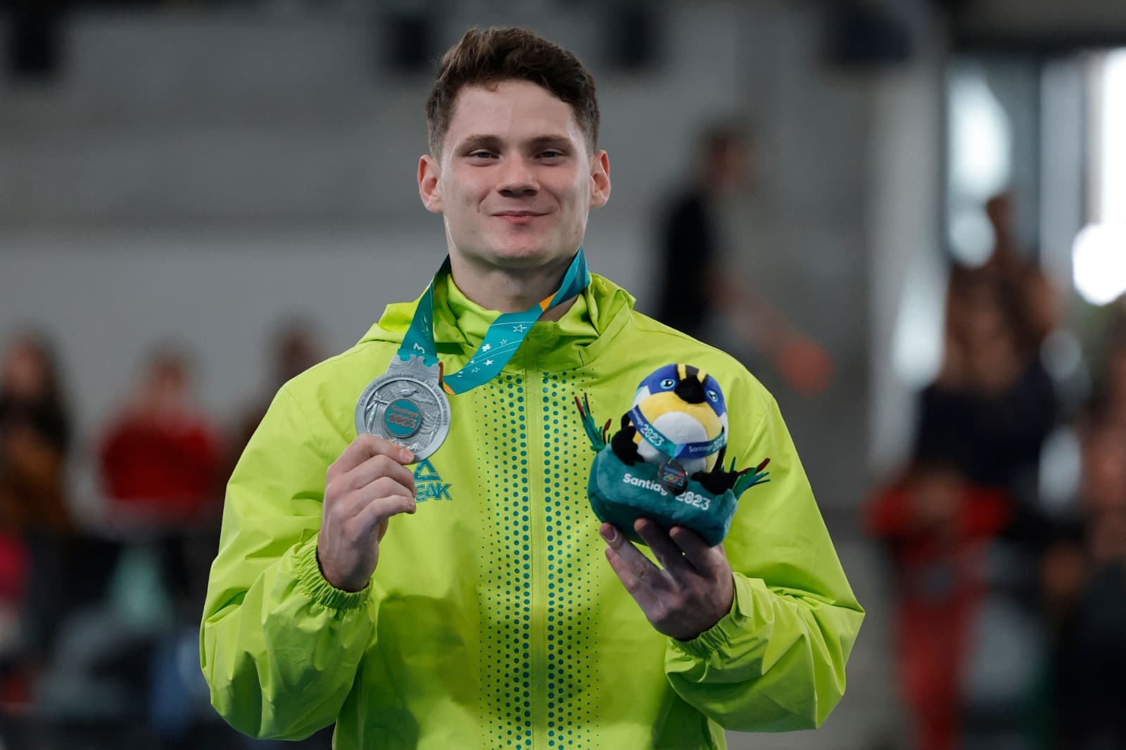 Diogo Soares, do Flamengo, mostra medalha de prata no Pan; atleta vai disputar Jogos Olímpicos de Paris 2024