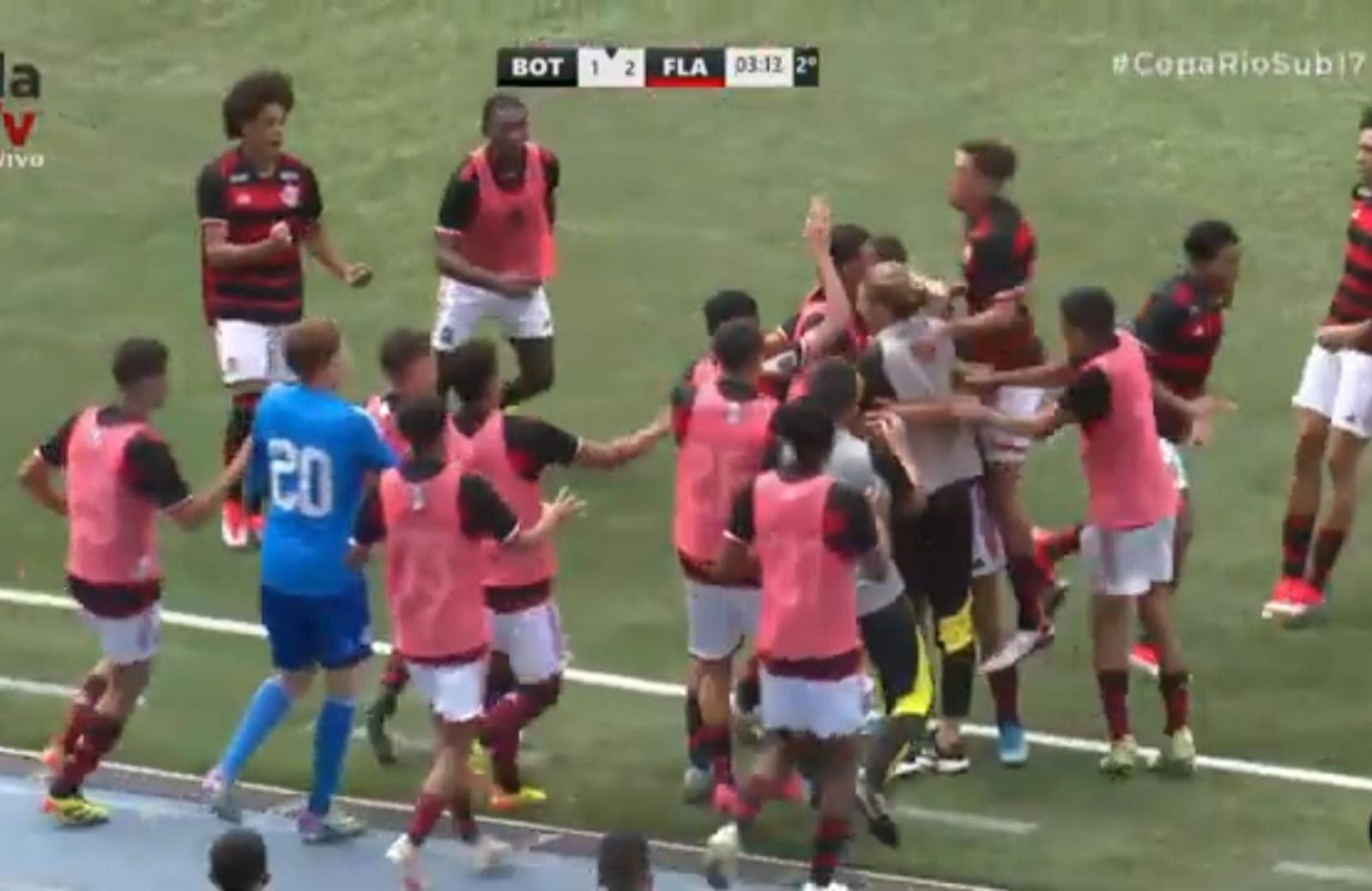 Elenco comemora gol do Flamengo com Filipe Luís