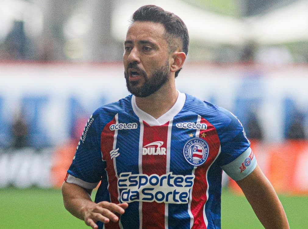 Everton Ribeiro pelo Bahia; meia volta a enfrentar Flamengo depois de 10 anos