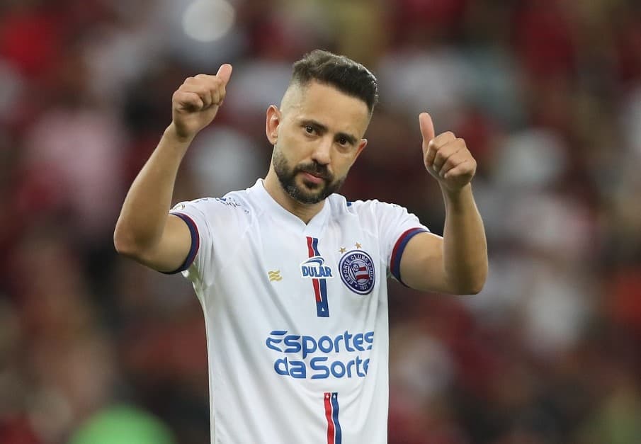 Everton Ribeiro no Maracanã cumprimentando torcedores do Flamengo após derrota do Bahia