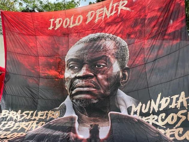 Bandeira em homenagem aos Seu Denir