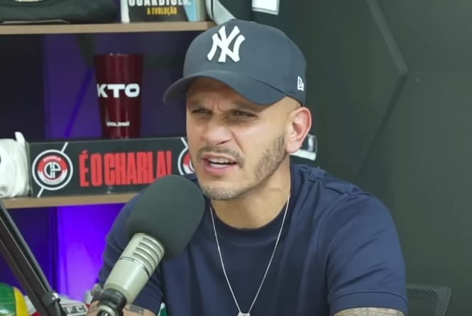 Fábio Santos em participação no Charla Podcast; ex-jogador falou sobre Allan e Sampaoli no Atlético-MG, antes do Flamengo