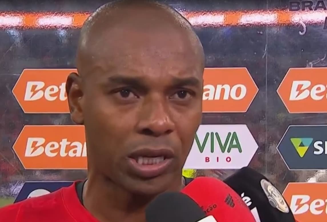 Fernandinho em entrevista na beira de campo após Athletico-PR x Flamengo