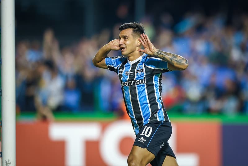 Cristaldo comemora gol pelo Grêmio; time gaúcho enfrenta Flamengo pelo Brasileirão