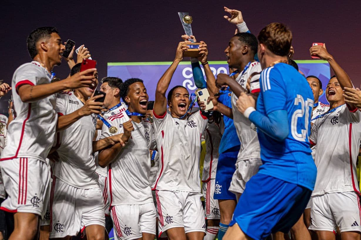 Jogadores do Sub-17 do Flamengo comemoram título da Copa Rio Sub-17