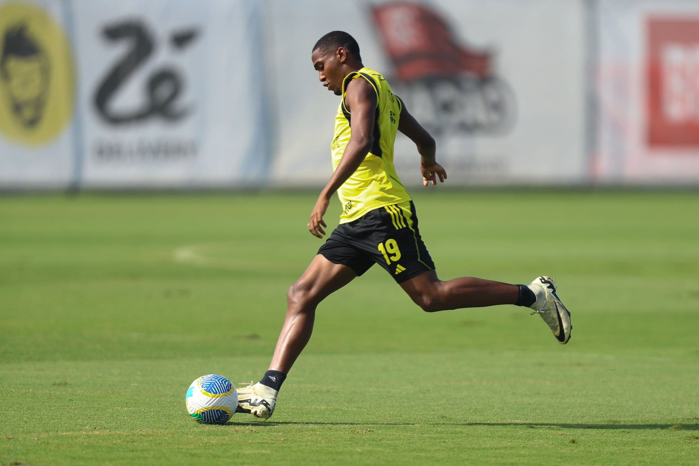 Lorran de volta aos treinos do time principal do Flamengo