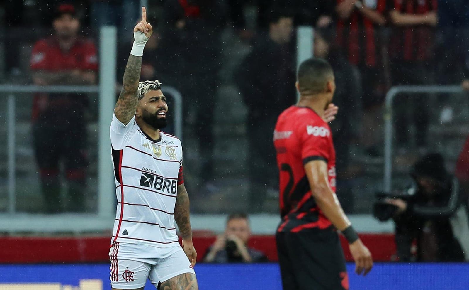 Gabigol comemora gol contra Athletico