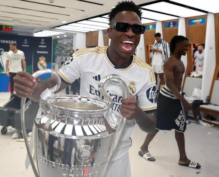 Vinícius Júnior com a taça da Champions League