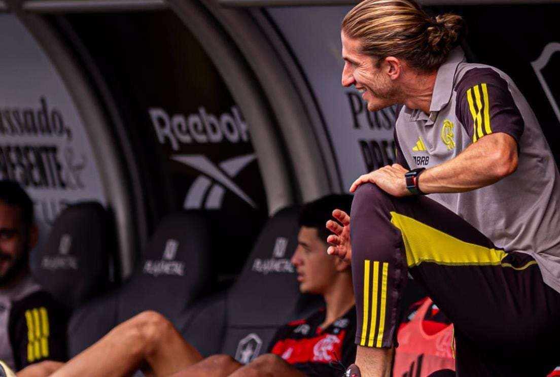 Filipe Luís treina o Flamengo contra o Botafogo na semifinal da Copa Rio Sub-17, contra o Botafogo