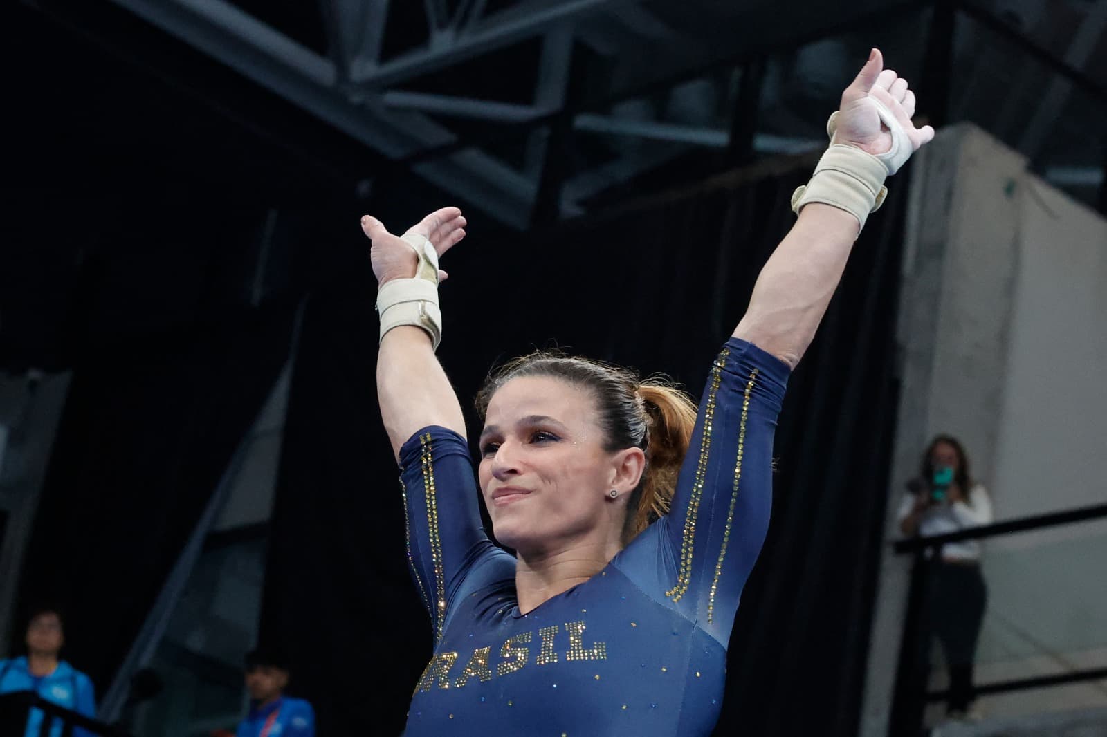 Jade Barbosa em apresentação no Mundial de Ginástica Artística de 2023; atleta do Flamengo chega aos Jogos Olímpicos de Paris 2024 para vencer medalha