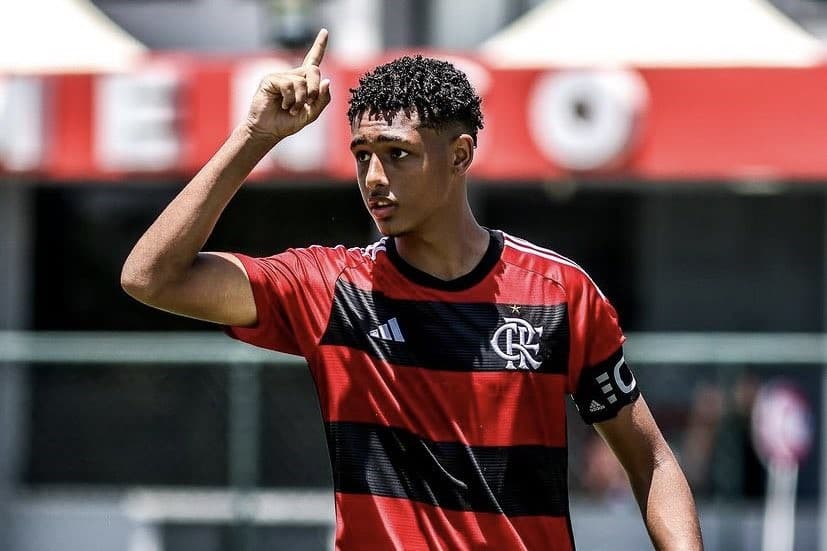 Zagueiro João Victor, do Flamengo, durante jogo das divisões de base do clube