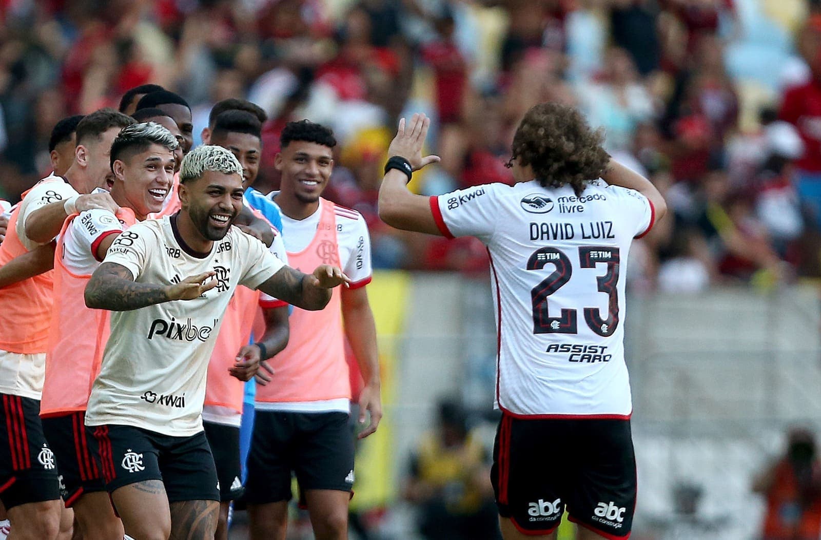 David Luiz comemora gol com jogadores do Flamengo que estavam no banco de reservas; Fla atingiu marca expressivas no Brasileirão com vitória
