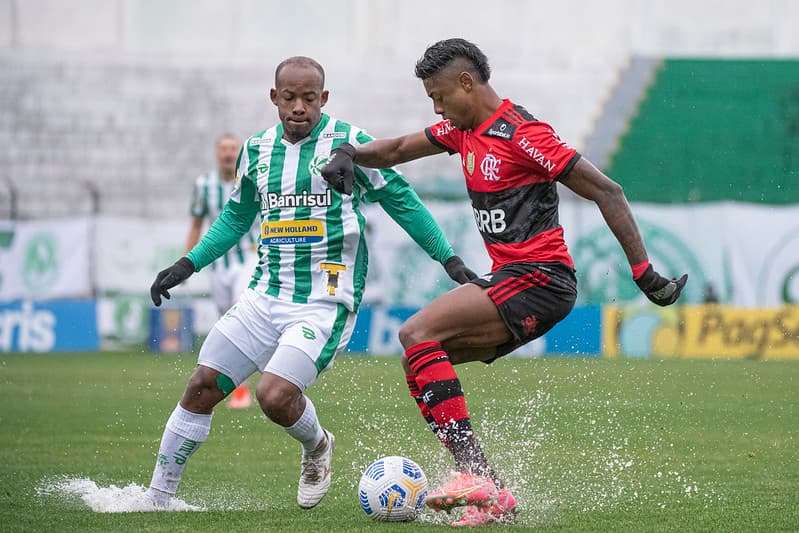 Bruno Henrique em jogo entre Flamengo e Juventude no Alfredo Jaconi; jogo de 2021 ficou marcado pela água no campo