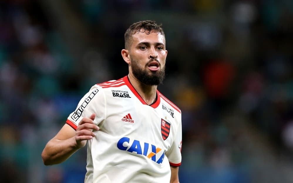 Léo Duarte em campo pelo Flamengo; zagueiro revelado no clube concedeu entrevista ao MRN