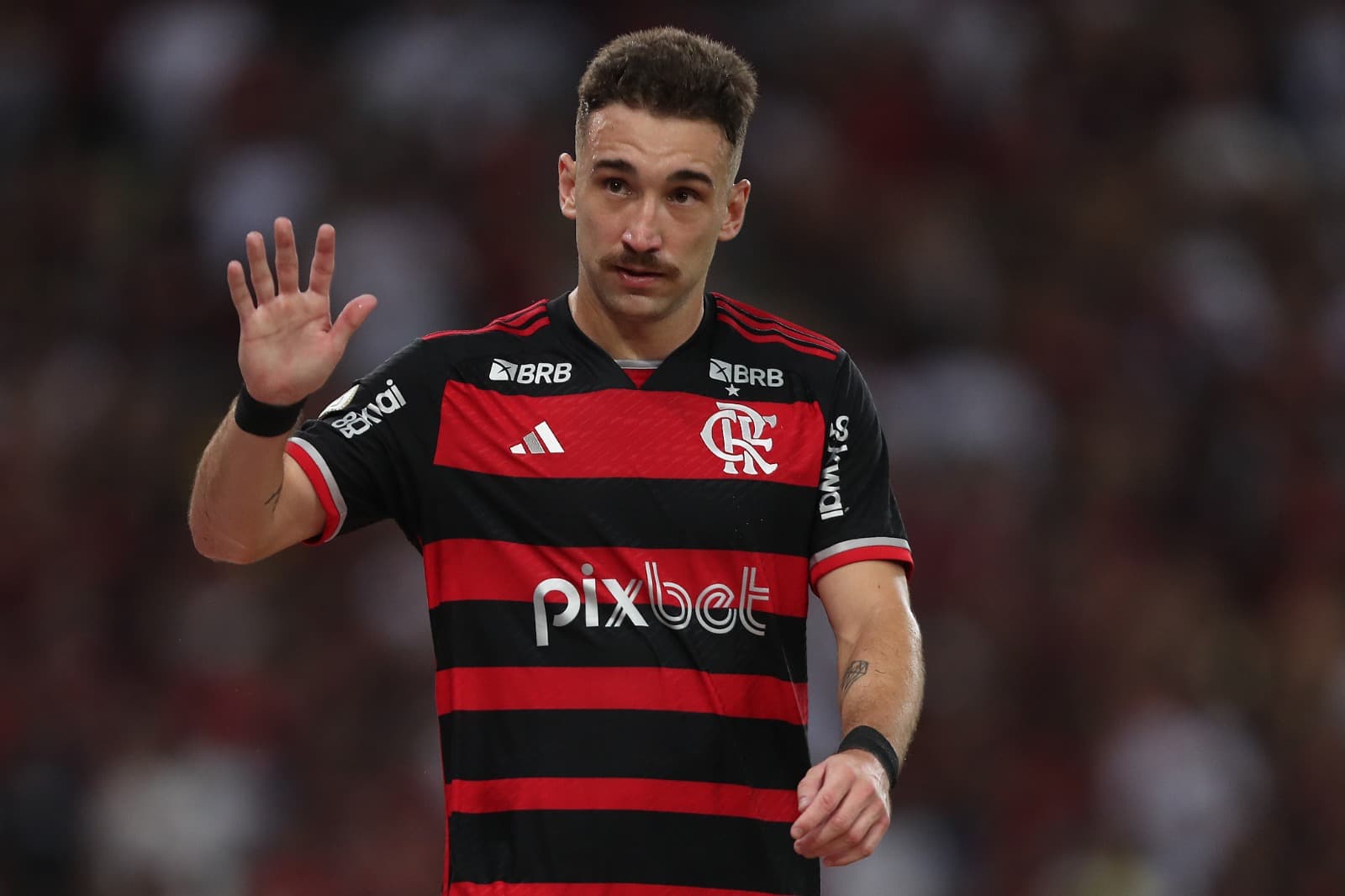 Léo Ortiz gesticula em campo pelo Flamengo;
