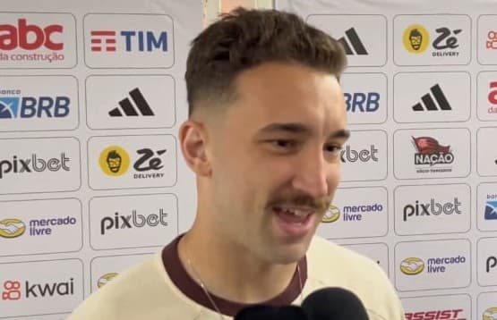 Léo Ortiz sorridente ao comentar sua atuação como volante em Flamengo x Grêmio