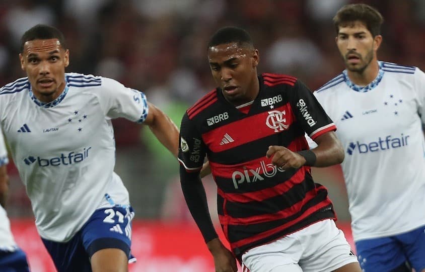 Lorran em campo em Flamengo x Cruzeiro; torcedores vaiaram jovem