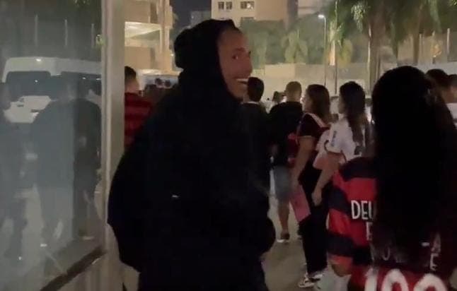 Marcos Paulo sorrindo na saída do Maracanã
