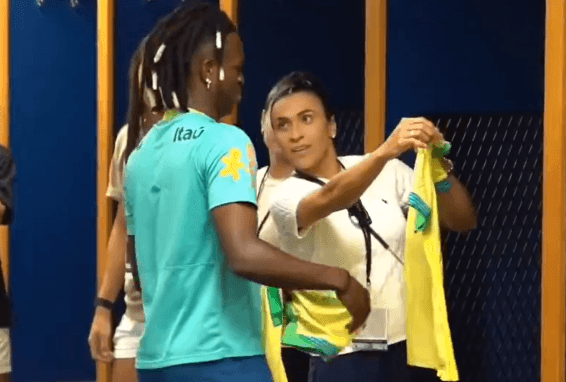 Marta presenteia Vini Jr com camisa da Seleção