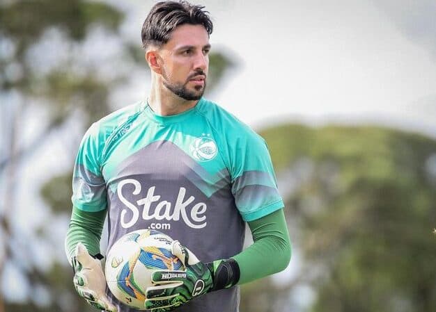 Mateus Claus em treinamento do Juventude; goleiro estreia no Brasileirão contra o Flamengo