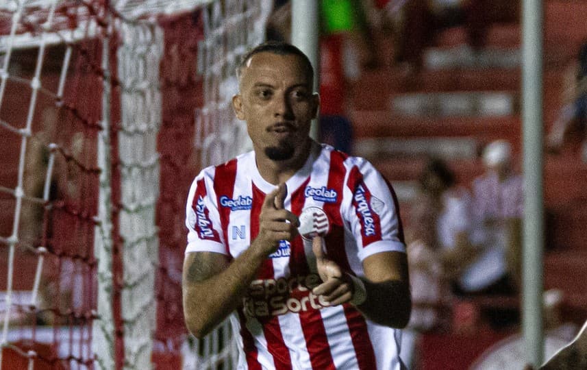 Paulo Sérgio comemora golaço contra o Caxias; ex-Flamengo á artilheiro do Náutico na Série C