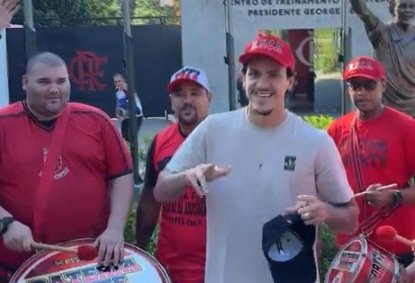 Pedro recebe homenagem da Raça no Ninho do Urubu