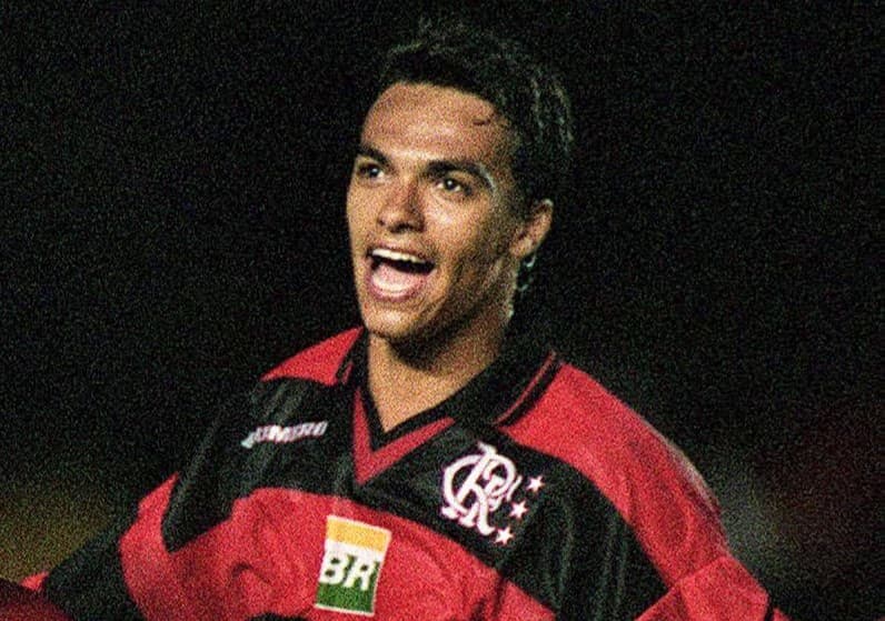 Rodrigo Mendes comemora gol pelo Flamengo em 1999; jogador relembrou título carioca sobre o Vasco e passagens pelo Flamengo