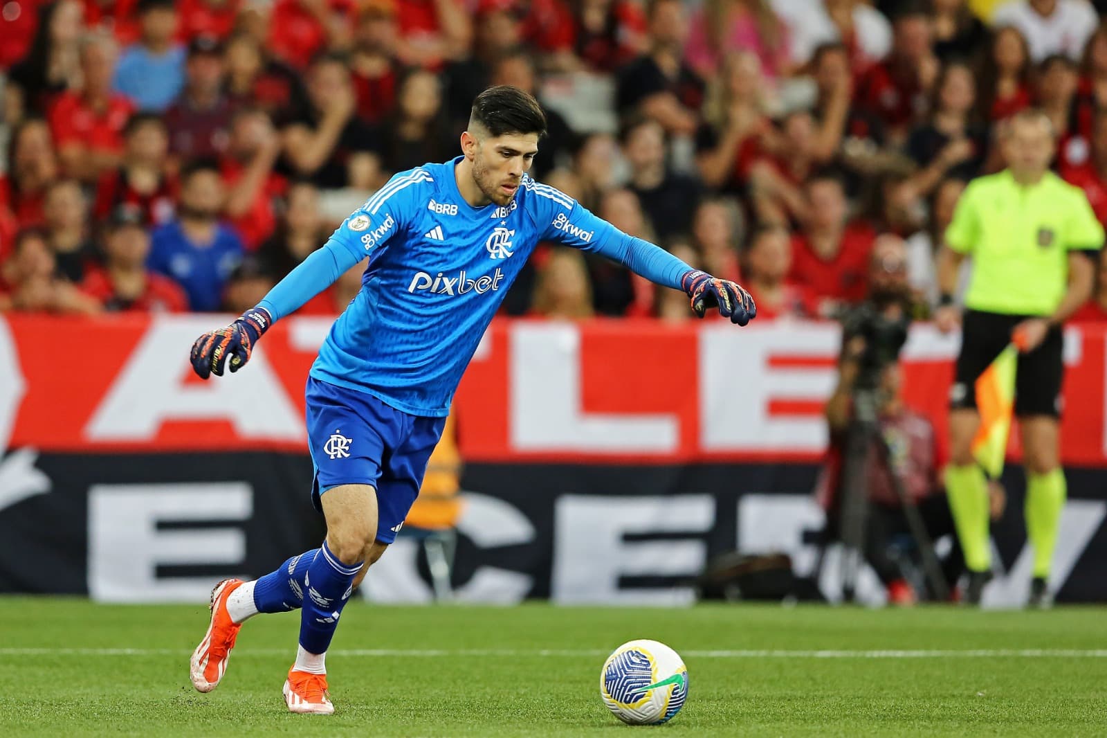 Rossi chuta a bola em Athletico-PR x Flamengo; torcedores exaltaram postura do goleiro