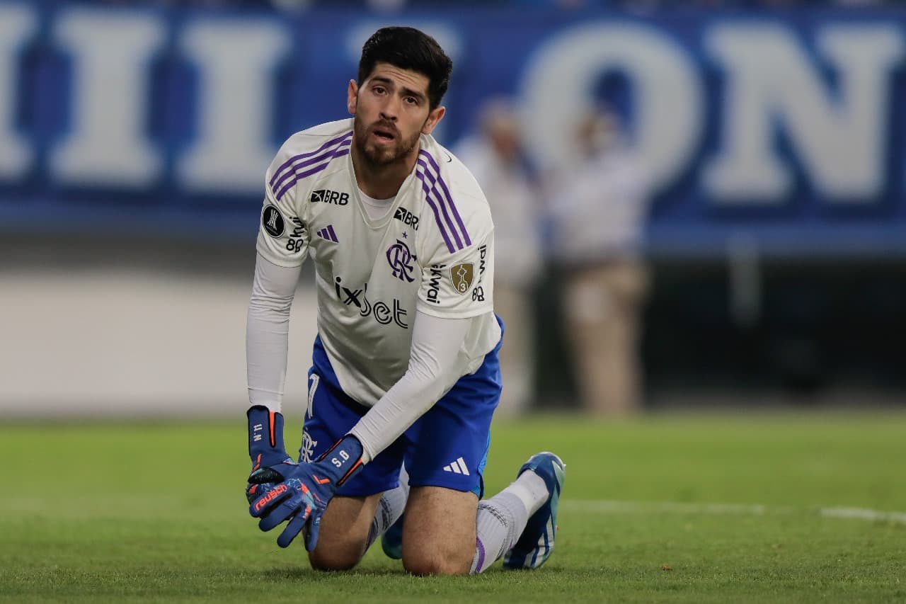 Rossi com feição de lamentação em jogo pelo Flamengo