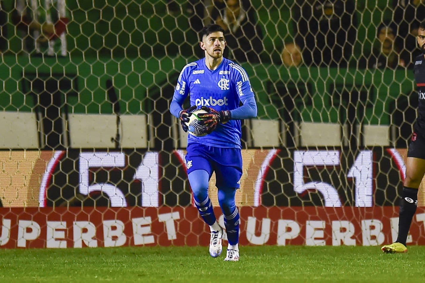 Goleiro Rossi com a bola durante Juventude 2x1 Flamengo