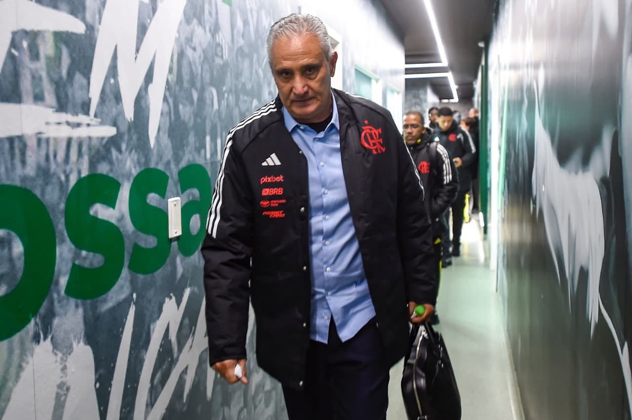Tite com cara de poucas e boas nos corredores do Alfredo Jaconi, casa do Juventude