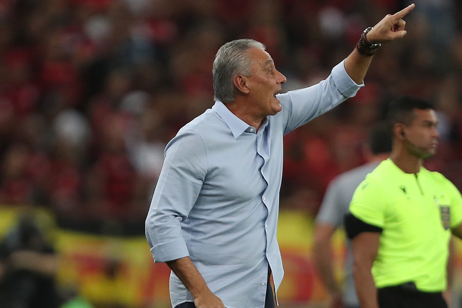 Técnico Tite orienta o time do Flamengo durante jogo com o Bahia, no Maracanã