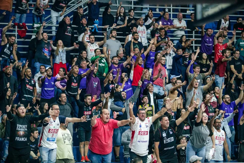 Torcedores de Franca no Ginásio Pedrocão; time enfrenta Flamengo nas finais do NBB