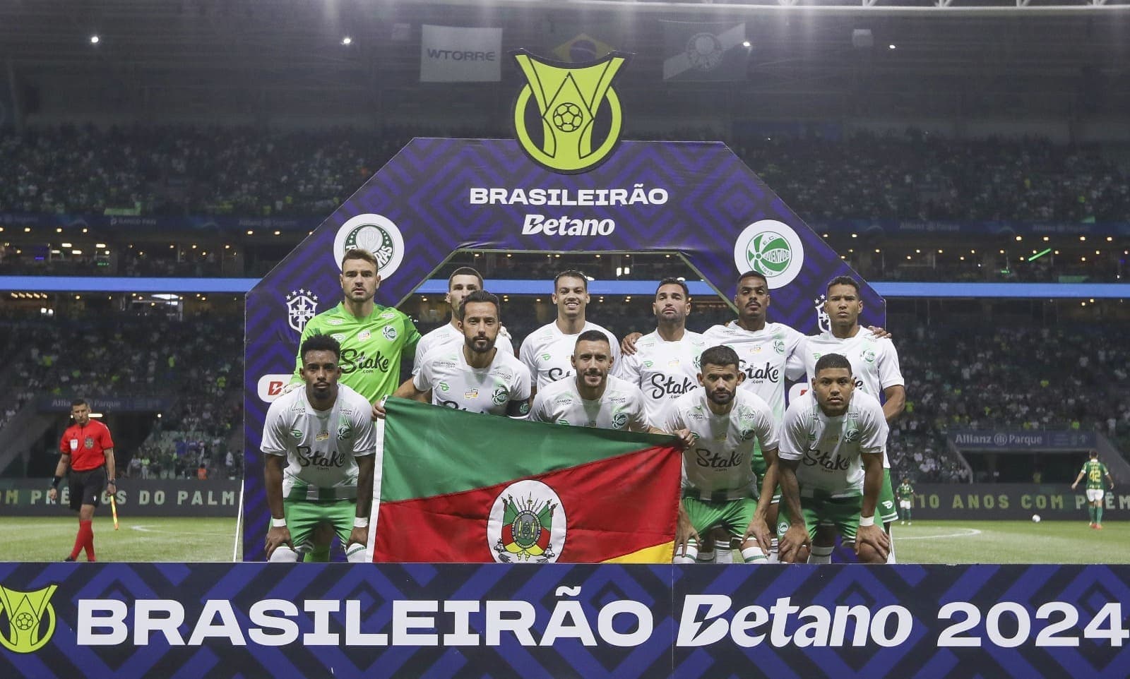 Time do Juventude perfilado antes de jogo do Brasileirão; equipe recebe o Flamengo no Alfredo Jaconi